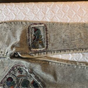 Stylish Gray Cropped Jeans with Artistic Patches